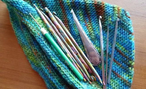 针织作品 20款用彩条纹钩针编织技术织的围巾和帽子等